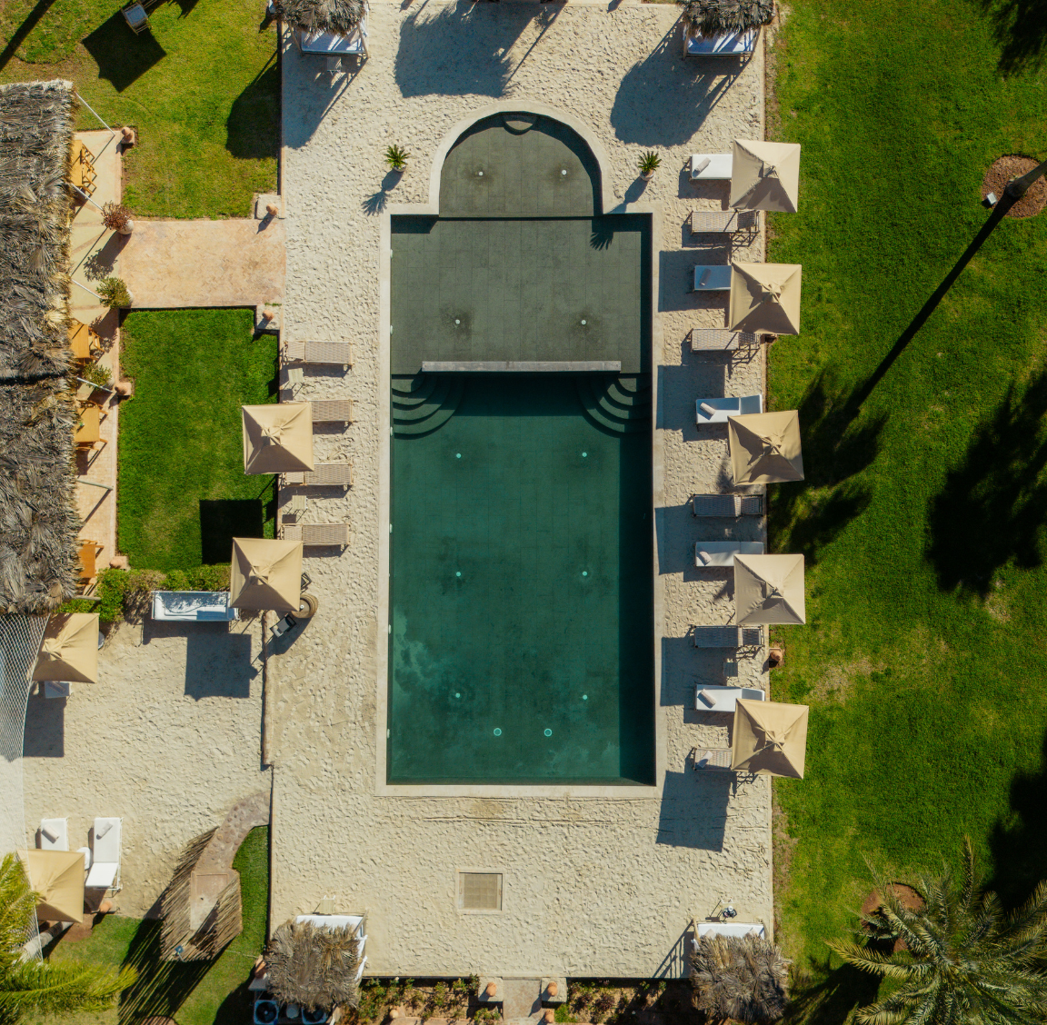 Piscine vu du haut domaine du douar Marrakech
